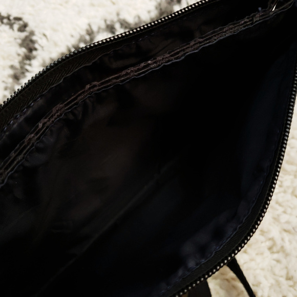 Classic Tommy Hilfiger Black Crossbody with Signature TH Emblem - Picture 7 of 8